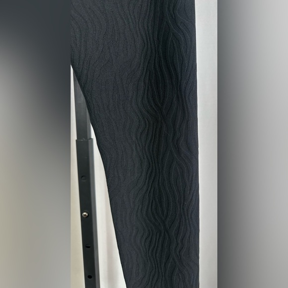 NWT Cut The Frills Textured Black Leggings Sz Medium - Picture 3 of 9